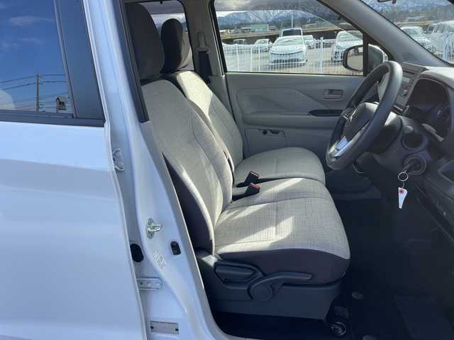 三菱 ｅＫワゴン M 富山県 2023(令5)年 0.6万km シルキーホワイト 4WD/コーナーセンサー（バック）/シートヒーター（前席）/禁煙車/電動格納ミラー/横滑り防止装置/レーンキープアシスト/オートライト/キーレスエントリー/社外フロアマット