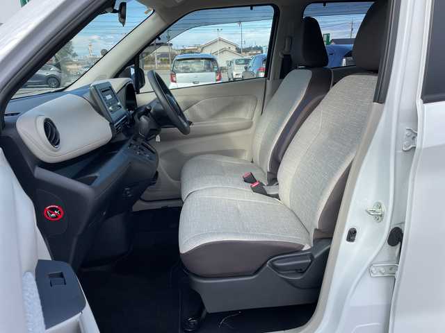 三菱 ｅＫワゴン M 富山県 2023(令5)年 0.6万km シルキーホワイト 4WD/コーナーセンサー（バック）/シートヒーター（前席）/禁煙車/電動格納ミラー/横滑り防止装置/レーンキープアシスト/オートライト/キーレスエントリー/社外フロアマット