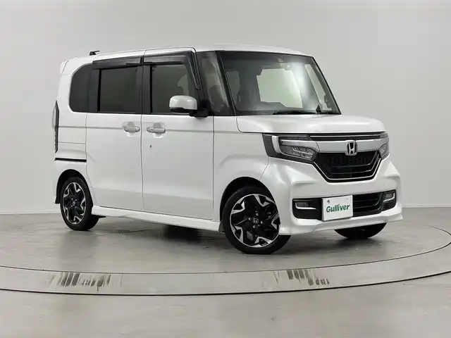 ホンダ Ｎ ＢＯＸ カスタム G L ターボ ホンダセンシング 埼玉県 2020(令2)年 1.1万km プラチナホワイトパール 純正ナビ　VXM-204VFi/(Bluetooth/USB/AUX/ipod/CD/DVD/AM/FM)/地デジワンセグ/バックカメラ/前方ドライブレコーダー/ETC/Honda SENSING/・衝突軽減ブレーキ/・誤発進抑制機能/・先行車発進お知らせ機能/・標識認識機能/・路外逸脱抑制機能/・アダプティブ・クルーズ・コントロール/・オートマチックハイビーム/両側パワースライドドア/パドルシフト/ロールサンシェード/純正フロアマット/純正ドアバイザー/ステアリングリモコン/ウィンカーミラー/純正15インチアルミホイール