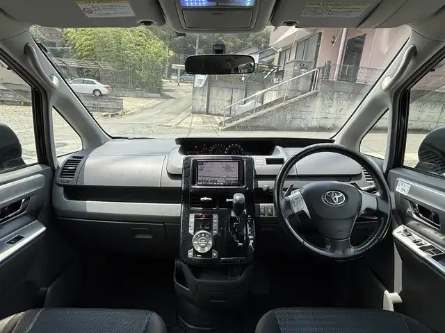 トヨタ ヴォクシー ZS 煌Ⅱ 熊本県 2009(平21)年 15.5万km ブラック 社外ナビ（CN-S300D）/【フルセグTV/Bluetooth/CD/DVD】/フリップダウンモニター/両側パワースライドドア/社外18インチAW/ETC/パドルシフト/革巻きステアリング/ダブルエアバック/オートライト/プッシュスタート/スマートキー/ステアリングスイッチ/ABS/盗難防止装置