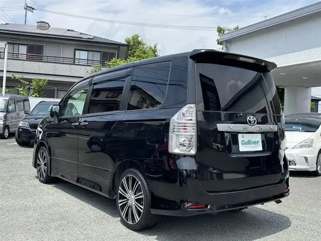 トヨタ ヴォクシー ZS 煌Ⅱ 熊本県 2009(平21)年 15.5万km ブラック 社外ナビ（CN-S300D）/【フルセグTV/Bluetooth/CD/DVD】/フリップダウンモニター/両側パワースライドドア/社外18インチAW/ETC/パドルシフト/革巻きステアリング/ダブルエアバック/オートライト/プッシュスタート/スマートキー/ステアリングスイッチ/ABS/盗難防止装置