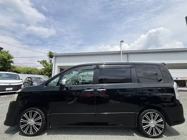 トヨタ ヴォクシー ZS 煌Ⅱ 熊本県 2009(平21)年 15.5万km ブラック 社外ナビ（CN-S300D）/【フルセグTV/Bluetooth/CD/DVD】/フリップダウンモニター/両側パワースライドドア/社外18インチAW/ETC/パドルシフト/革巻きステアリング/ダブルエアバック/オートライト/プッシュスタート/スマートキー/ステアリングスイッチ/ABS/盗難防止装置