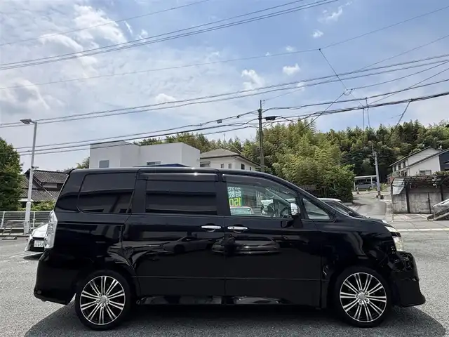トヨタ ヴォクシー ZS 煌Ⅱ 熊本県 2009(平21)年 15.5万km ブラック 社外ナビ（CN-S300D）/【フルセグTV/Bluetooth/CD/DVD】/フリップダウンモニター/両側パワースライドドア/社外18インチAW/ETC/パドルシフト/革巻きステアリング/ダブルエアバック/オートライト/プッシュスタート/スマートキー/ステアリングスイッチ/ABS/盗難防止装置