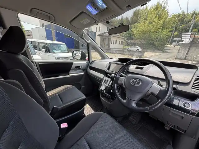 トヨタ ヴォクシー ZS 煌Ⅱ 熊本県 2009(平21)年 15.5万km ブラック 社外ナビ（CN-S300D）/【フルセグTV/Bluetooth/CD/DVD】/フリップダウンモニター/両側パワースライドドア/社外18インチAW/ETC/パドルシフト/革巻きステアリング/ダブルエアバック/オートライト/プッシュスタート/スマートキー/ステアリングスイッチ/ABS/盗難防止装置
