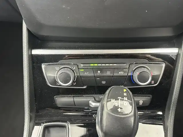 ＢＭＷ ２１８ｉ アクティブツアラー 愛知県 2015(平27)年 10.3万km パール 純正マルチメディア/（CD/DVD）/バックモニター/パドルシフト/MTモード/速度制限機能/衝突軽減システム/コーナーセンサー/横滑り防止機能/ステアリングスイッチ/エアバック/（運転席/助手席/カーテン）/純正16インチアルミホイール/スマートキー