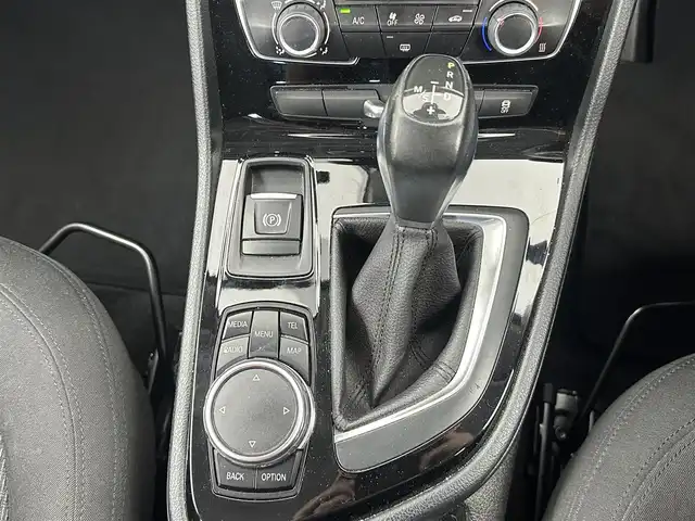 ＢＭＷ ２１８ｉ アクティブツアラー 愛知県 2015(平27)年 10.3万km パール 純正マルチメディア/（CD/DVD）/バックモニター/パドルシフト/MTモード/速度制限機能/衝突軽減システム/コーナーセンサー/横滑り防止機能/ステアリングスイッチ/エアバック/（運転席/助手席/カーテン）/純正16インチアルミホイール/スマートキー