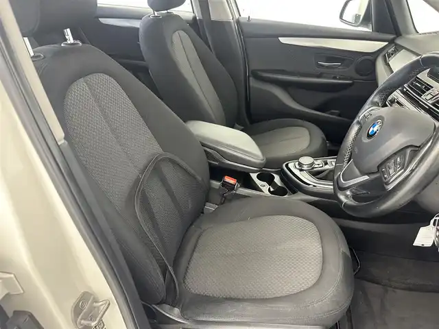 ＢＭＷ ２１８ｉ アクティブツアラー 愛知県 2015(平27)年 10.3万km パール 純正マルチメディア/（CD/DVD）/バックモニター/パドルシフト/MTモード/速度制限機能/衝突軽減システム/コーナーセンサー/横滑り防止機能/ステアリングスイッチ/エアバック/（運転席/助手席/カーテン）/純正16インチアルミホイール/スマートキー
