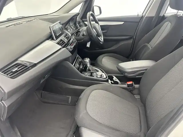 ＢＭＷ ２１８ｉ アクティブツアラー 愛知県 2015(平27)年 10.3万km パール 純正マルチメディア/（CD/DVD）/バックモニター/パドルシフト/MTモード/速度制限機能/衝突軽減システム/コーナーセンサー/横滑り防止機能/ステアリングスイッチ/エアバック/（運転席/助手席/カーテン）/純正16インチアルミホイール/スマートキー