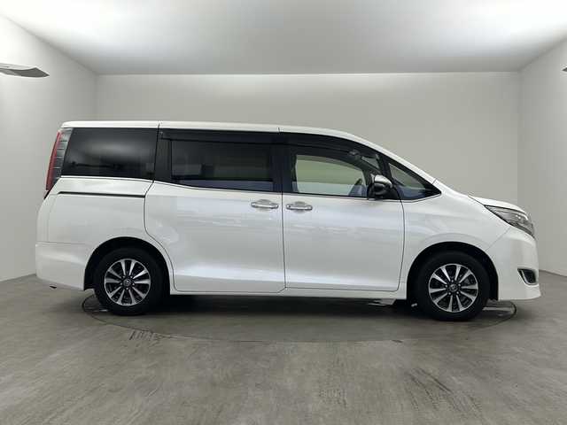 トヨタ エスクァイア Gi 兵庫県 2017(平29)年 5.8万km ホワイトパールクリスタルシャイン ・ALPINE9インチナビ&BT&CD&DVD&USB&SD&TV/・ALPINEリアフリップダウンモニター/・両側パワースライドドア/・バックカメラ/・ビルドインETC/・クルーズコントロール/・トヨタセーフティセンス/・レーンディパーチャーアラート/・プリクラッシュセーフティ/・オートマチックハイビーム/・オートライト/・LEDヘッドライト/・LEDフォグランプ/・三列シート/・ウォークスルー/・純正フロアマット/・純正アルミホイール/・レザーシート/・シートヒーター（運転席・助手席）/・プッシュスタート/・アイドリングストップ/・スマートキー/・スペアキー/・リアヒーター/・Wエアバック