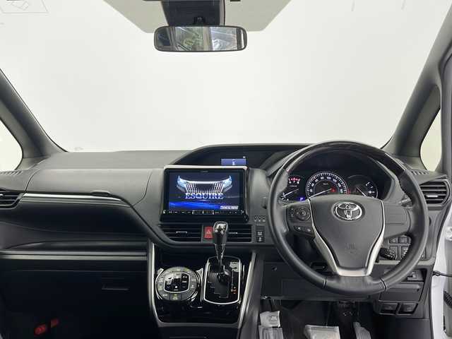 トヨタ エスクァイア Gi 長野県 2017(平29)年 5.8万km ホワイトパールクリスタルシャイン ・ALPINE9インチナビ BIGX/(BT&CD&DVD&USB&SD&TV)/・ALPINEリアフリップダウンモニター/・両側パワースライドドア/・バックカメラ/・ビルドインETC/・クルーズコントロール/・トヨタセーフティセンス/・レーンディパーチャーアラート/・プリクラッシュセーフティ/・オートマチックハイビーム/・オートライト/・LEDヘッドライト/・LEDフォグランプ/・三列シート/・ウォークスルー/・純正フロアマット/・純正アルミホイール/・レザーシート/・シートヒーター（運転席・助手席）/・プッシュスタート/・アイドリングストップ/・スマートキー/・スペアキー/・Wエアバック