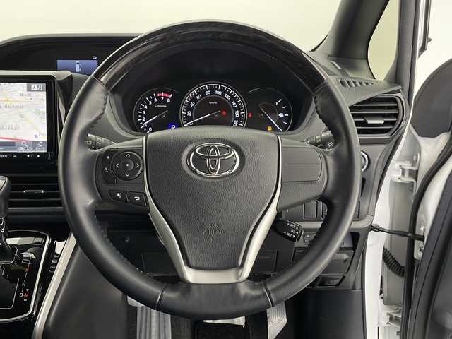 トヨタ エスクァイア Gi 長野県 2017(平29)年 5.8万km ホワイトパールクリスタルシャイン ・ALPINE9インチナビ BIGX/(BT&CD&DVD&USB&SD&TV)/・ALPINEリアフリップダウンモニター/・両側パワースライドドア/・バックカメラ/・ビルドインETC/・クルーズコントロール/・トヨタセーフティセンス/・レーンディパーチャーアラート/・プリクラッシュセーフティ/・オートマチックハイビーム/・オートライト/・LEDヘッドライト/・LEDフォグランプ/・三列シート/・ウォークスルー/・純正フロアマット/・純正アルミホイール/・レザーシート/・シートヒーター（運転席・助手席）/・プッシュスタート/・アイドリングストップ/・スマートキー/・スペアキー/・Wエアバック