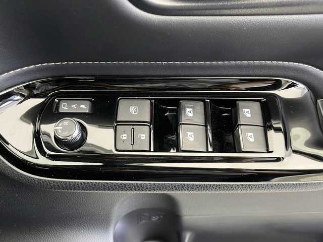 トヨタ エスクァイア Gi 長野県 2017(平29)年 5.8万km ホワイトパールクリスタルシャイン ・ALPINE9インチナビ BIGX/(BT&CD&DVD&USB&SD&TV)/・ALPINEリアフリップダウンモニター/・両側パワースライドドア/・バックカメラ/・ビルドインETC/・クルーズコントロール/・トヨタセーフティセンス/・レーンディパーチャーアラート/・プリクラッシュセーフティ/・オートマチックハイビーム/・オートライト/・LEDヘッドライト/・LEDフォグランプ/・三列シート/・ウォークスルー/・純正フロアマット/・純正アルミホイール/・レザーシート/・シートヒーター（運転席・助手席）/・プッシュスタート/・アイドリングストップ/・スマートキー/・スペアキー/・Wエアバック