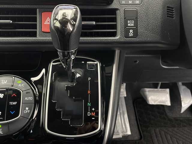 トヨタ エスクァイア Gi 長野県 2017(平29)年 5.8万km ホワイトパールクリスタルシャイン ・ALPINE9インチナビ BIGX/(BT&CD&DVD&USB&SD&TV)/・ALPINEリアフリップダウンモニター/・両側パワースライドドア/・バックカメラ/・ビルドインETC/・クルーズコントロール/・トヨタセーフティセンス/・レーンディパーチャーアラート/・プリクラッシュセーフティ/・オートマチックハイビーム/・オートライト/・LEDヘッドライト/・LEDフォグランプ/・三列シート/・ウォークスルー/・純正フロアマット/・純正アルミホイール/・レザーシート/・シートヒーター（運転席・助手席）/・プッシュスタート/・アイドリングストップ/・スマートキー/・スペアキー/・Wエアバック
