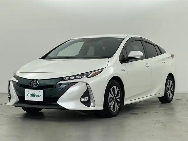 トヨタ プリウス ＰＨＶ A 群馬県 2017(平29)年 1.7万km ホワイトパールクリスタルシャイン トヨタITSConnect/・通信利用型レーダークルーズコントロール/・緊急車両存在通知/・出会い頭注意喚起/・右折時注意喚起/ETC2.0/T-ConnectSDナビゲーションシステム11.6インチ/・バックカメラ/・フルセグTV/USB/AUX/Bluetootｈ/AM/FM/＝＝＝＝＝＝＝＝＝＝/トヨタセーフティセンス/・ＰＣＳ（プリクラッシュセーフティシステム）/・ＬＤＡ（レーンディパーチャーアラート）車線逸脱警報機能/・クリアランスソナー（コーナーセンサー）/・ブラインドスポットモニター/・S-IPA（シンプルインテリジェントパーキングアシスト）/・オートマチックハイビーム/D/Nシートヒーター/ステアリングヒーター/プッシュスタート/ステアリングスイッチ/7.5m充電ケーブル/LEDヘッドライト