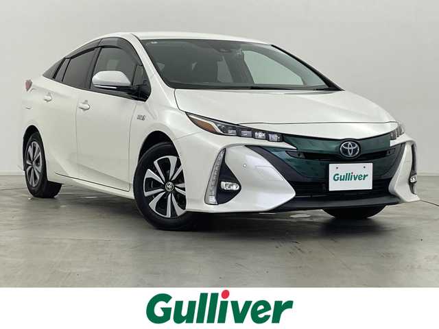 トヨタ プリウス ＰＨＶ A 群馬県 2017(平29)年 1.7万km ホワイトパールクリスタルシャイン トヨタITSConnect/・通信利用型レーダークルーズコントロール/・緊急車両存在通知/・出会い頭注意喚起/・右折時注意喚起/ETC2.0/T-ConnectSDナビゲーションシステム11.6インチ/・バックカメラ/・フルセグTV/USB/AUX/Bluetootｈ/AM/FM/＝＝＝＝＝＝＝＝＝＝/トヨタセーフティセンス/・ＰＣＳ（プリクラッシュセーフティシステム）/・ＬＤＡ（レーンディパーチャーアラート）車線逸脱警報機能/・クリアランスソナー（コーナーセンサー）/・ブラインドスポットモニター/・S-IPA（シンプルインテリジェントパーキングアシスト）/・オートマチックハイビーム/D/Nシートヒーター/ステアリングヒーター/プッシュスタート/ステアリングスイッチ/7.5m充電ケーブル/LEDヘッドライト