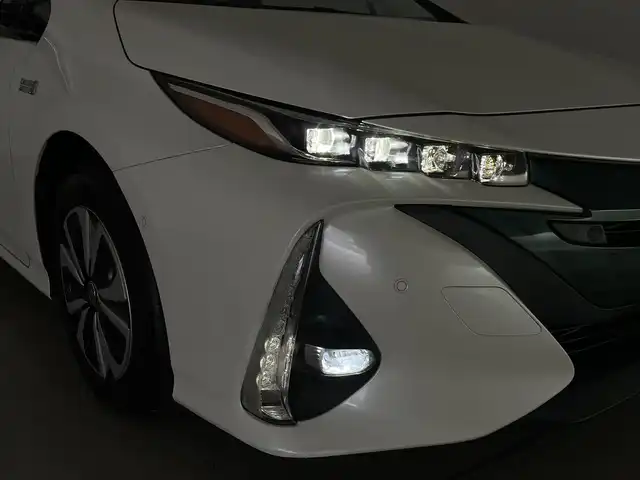 トヨタ プリウス ＰＨＶ A 群馬県 2017(平29)年 1.7万km ホワイトパールクリスタルシャイン トヨタITSConnect/・通信利用型レーダークルーズコントロール/・緊急車両存在通知/・出会い頭注意喚起/・右折時注意喚起/ETC2.0/T-ConnectSDナビゲーションシステム11.6インチ/・バックカメラ/・フルセグTV/USB/AUX/Bluetootｈ/AM/FM/＝＝＝＝＝＝＝＝＝＝/トヨタセーフティセンス/・ＰＣＳ（プリクラッシュセーフティシステム）/・ＬＤＡ（レーンディパーチャーアラート）車線逸脱警報機能/・クリアランスソナー（コーナーセンサー）/・ブラインドスポットモニター/・S-IPA（シンプルインテリジェントパーキングアシスト）/・オートマチックハイビーム/D/Nシートヒーター/ステアリングヒーター/プッシュスタート/ステアリングスイッチ/7.5m充電ケーブル/LEDヘッドライト