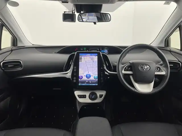 トヨタ プリウス ＰＨＶ A 群馬県 2017(平29)年 1.7万km ホワイトパールクリスタルシャイン トヨタITSConnect/・通信利用型レーダークルーズコントロール/・緊急車両存在通知/・出会い頭注意喚起/・右折時注意喚起/ETC2.0/T-ConnectSDナビゲーションシステム11.6インチ/・バックカメラ/・フルセグTV/USB/AUX/Bluetootｈ/AM/FM/＝＝＝＝＝＝＝＝＝＝/トヨタセーフティセンス/・ＰＣＳ（プリクラッシュセーフティシステム）/・ＬＤＡ（レーンディパーチャーアラート）車線逸脱警報機能/・クリアランスソナー（コーナーセンサー）/・ブラインドスポットモニター/・S-IPA（シンプルインテリジェントパーキングアシスト）/・オートマチックハイビーム/D/Nシートヒーター/ステアリングヒーター/プッシュスタート/ステアリングスイッチ/7.5m充電ケーブル/LEDヘッドライト
