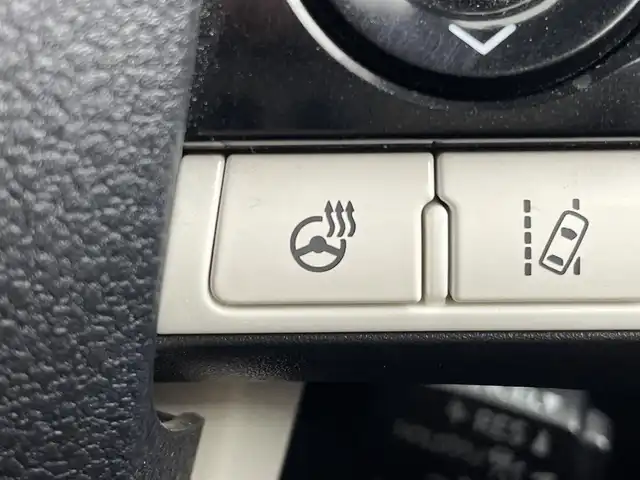 トヨタ プリウス ＰＨＶ A 群馬県 2017(平29)年 1.7万km ホワイトパールクリスタルシャイン トヨタITSConnect/・通信利用型レーダークルーズコントロール/・緊急車両存在通知/・出会い頭注意喚起/・右折時注意喚起/ETC2.0/T-ConnectSDナビゲーションシステム11.6インチ/・バックカメラ/・フルセグTV/USB/AUX/Bluetootｈ/AM/FM/＝＝＝＝＝＝＝＝＝＝/トヨタセーフティセンス/・ＰＣＳ（プリクラッシュセーフティシステム）/・ＬＤＡ（レーンディパーチャーアラート）車線逸脱警報機能/・クリアランスソナー（コーナーセンサー）/・ブラインドスポットモニター/・S-IPA（シンプルインテリジェントパーキングアシスト）/・オートマチックハイビーム/D/Nシートヒーター/ステアリングヒーター/プッシュスタート/ステアリングスイッチ/7.5m充電ケーブル/LEDヘッドライト
