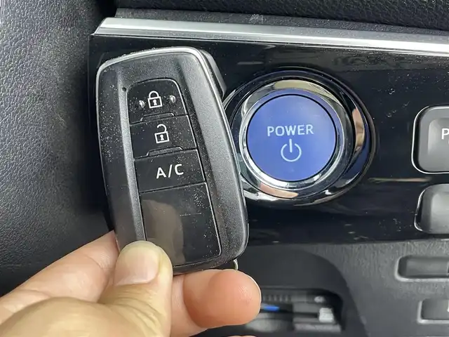 トヨタ プリウス ＰＨＶ A 群馬県 2017(平29)年 1.7万km ホワイトパールクリスタルシャイン トヨタITSConnect/・通信利用型レーダークルーズコントロール/・緊急車両存在通知/・出会い頭注意喚起/・右折時注意喚起/ETC2.0/T-ConnectSDナビゲーションシステム11.6インチ/・バックカメラ/・フルセグTV/USB/AUX/Bluetootｈ/AM/FM/＝＝＝＝＝＝＝＝＝＝/トヨタセーフティセンス/・ＰＣＳ（プリクラッシュセーフティシステム）/・ＬＤＡ（レーンディパーチャーアラート）車線逸脱警報機能/・クリアランスソナー（コーナーセンサー）/・ブラインドスポットモニター/・S-IPA（シンプルインテリジェントパーキングアシスト）/・オートマチックハイビーム/D/Nシートヒーター/ステアリングヒーター/プッシュスタート/ステアリングスイッチ/7.5m充電ケーブル/LEDヘッドライト