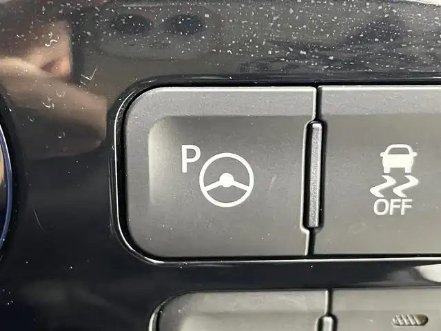 トヨタ プリウス ＰＨＶ A 群馬県 2017(平29)年 1.7万km ホワイトパールクリスタルシャイン トヨタITSConnect/・通信利用型レーダークルーズコントロール/・緊急車両存在通知/・出会い頭注意喚起/・右折時注意喚起/ETC2.0/T-ConnectSDナビゲーションシステム11.6インチ/・バックカメラ/・フルセグTV/USB/AUX/Bluetootｈ/AM/FM/＝＝＝＝＝＝＝＝＝＝/トヨタセーフティセンス/・ＰＣＳ（プリクラッシュセーフティシステム）/・ＬＤＡ（レーンディパーチャーアラート）車線逸脱警報機能/・クリアランスソナー（コーナーセンサー）/・ブラインドスポットモニター/・S-IPA（シンプルインテリジェントパーキングアシスト）/・オートマチックハイビーム/D/Nシートヒーター/ステアリングヒーター/プッシュスタート/ステアリングスイッチ/7.5m充電ケーブル/LEDヘッドライト