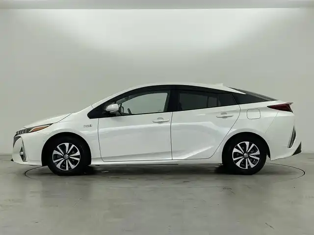トヨタ プリウス ＰＨＶ A 群馬県 2017(平29)年 1.7万km ホワイトパールクリスタルシャイン トヨタITSConnect/・通信利用型レーダークルーズコントロール/・緊急車両存在通知/・出会い頭注意喚起/・右折時注意喚起/ETC2.0/T-ConnectSDナビゲーションシステム11.6インチ/・バックカメラ/・フルセグTV/USB/AUX/Bluetootｈ/AM/FM/＝＝＝＝＝＝＝＝＝＝/トヨタセーフティセンス/・ＰＣＳ（プリクラッシュセーフティシステム）/・ＬＤＡ（レーンディパーチャーアラート）車線逸脱警報機能/・クリアランスソナー（コーナーセンサー）/・ブラインドスポットモニター/・S-IPA（シンプルインテリジェントパーキングアシスト）/・オートマチックハイビーム/D/Nシートヒーター/ステアリングヒーター/プッシュスタート/ステアリングスイッチ/7.5m充電ケーブル/LEDヘッドライト