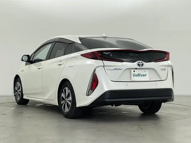 トヨタ プリウス ＰＨＶ A 群馬県 2017(平29)年 1.7万km ホワイトパールクリスタルシャイン トヨタITSConnect/・通信利用型レーダークルーズコントロール/・緊急車両存在通知/・出会い頭注意喚起/・右折時注意喚起/ETC2.0/T-ConnectSDナビゲーションシステム11.6インチ/・バックカメラ/・フルセグTV/USB/AUX/Bluetootｈ/AM/FM/＝＝＝＝＝＝＝＝＝＝/トヨタセーフティセンス/・ＰＣＳ（プリクラッシュセーフティシステム）/・ＬＤＡ（レーンディパーチャーアラート）車線逸脱警報機能/・クリアランスソナー（コーナーセンサー）/・ブラインドスポットモニター/・S-IPA（シンプルインテリジェントパーキングアシスト）/・オートマチックハイビーム/D/Nシートヒーター/ステアリングヒーター/プッシュスタート/ステアリングスイッチ/7.5m充電ケーブル/LEDヘッドライト