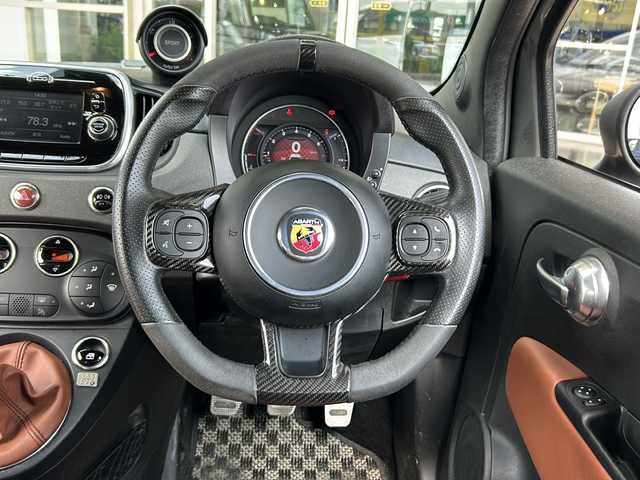 アバルト ５９５ コンペティツィオーネ 静岡県 2017(平29)年 3.9万km ガンＭ 純正オーディオ/・AM/・FM/主要装備/・コーナーセンサー/・オートエアコン/・前後ドラレコ/・社外フロアマット/・キセノンヘッドライト/・カーテンエアバック