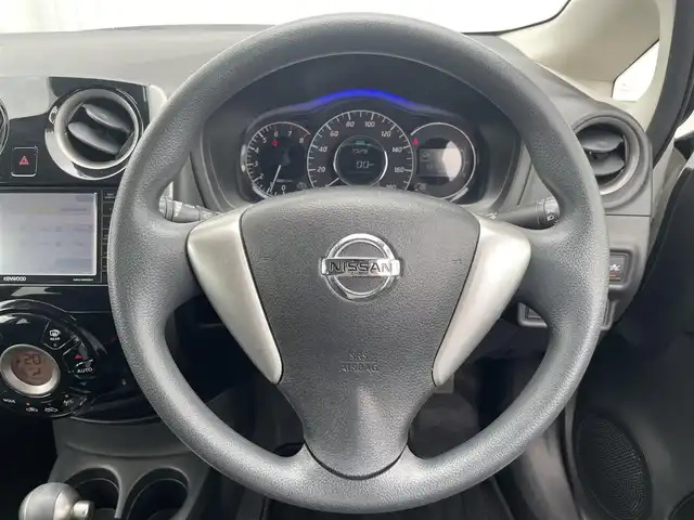 日産 ノート X DIG－S 熊本県 2016(平28)年 8.9万km ブリリアントホワイトパール 社外メモリナビ/・AM/FM/CD/DVD/SD/iPod/・Bluetooth/・フルセグTV/・バックカメラ/横滑り防止装置/路外逸脱防止支援システム/エマージェンシーブレーキ/ETC/プッシュスタート/スマートキー/ウィンカーミラー/電動格納ミラー/ドアバイザー/ウィンドウロック/ハンズフリーマイク/ヘッドライトレベライザー/ハロゲンヘッドライト/アイドリングストップ