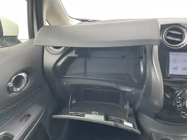 日産 ノート X DIG－S 熊本県 2016(平28)年 8.9万km ブリリアントホワイトパール 社外メモリナビ/・AM/FM/CD/DVD/SD/iPod/・Bluetooth/・フルセグTV/・バックカメラ/横滑り防止装置/路外逸脱防止支援システム/エマージェンシーブレーキ/ETC/プッシュスタート/スマートキー/ウィンカーミラー/電動格納ミラー/ドアバイザー/ウィンドウロック/ハンズフリーマイク/ヘッドライトレベライザー/ハロゲンヘッドライト/アイドリングストップ