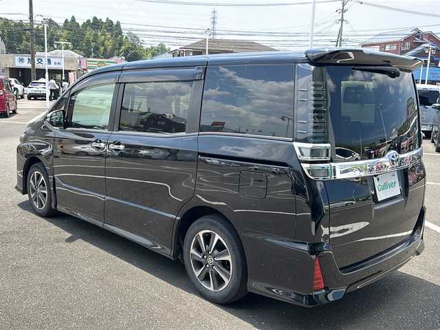 トヨタ ヴォクシー ZS 煌Ⅲ 鹿児島県 2021(令3)年 5.2万km ブラック トヨタセーフティセンス/-衝突被害軽減ブレーキ/-先行車発信告知機能/フリップダウンモニター/純正SDナビ　NXZT-Y68T/（CDDVD/フルセグテレビ/Bluetooth）/バックカメラ/両側パワースライドドア/クルーズコントロール/LEDヘッドライト・フォグ/オートライト/ハーフレザーシート/三列シート/純正16インチアルミホイール/アイドリングストップ/リアオートエアコン/スマートキー/ビルトインETC