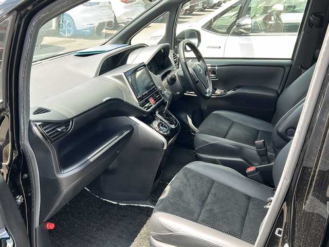 トヨタ ヴォクシー ZS 煌Ⅲ 鹿児島県 2021(令3)年 5.2万km ブラック トヨタセーフティセンス/-衝突被害軽減ブレーキ/-先行車発信告知機能/フリップダウンモニター/純正SDナビ　NXZT-Y68T/（CDDVD/フルセグテレビ/Bluetooth）/バックカメラ/両側パワースライドドア/クルーズコントロール/LEDヘッドライト・フォグ/オートライト/ハーフレザーシート/三列シート/純正16インチアルミホイール/アイドリングストップ/リアオートエアコン/スマートキー/ビルトインETC