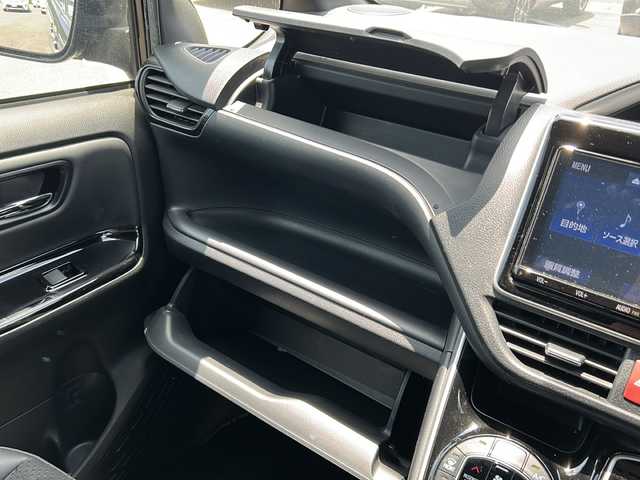 トヨタ ヴォクシー ZS 煌Ⅲ 鹿児島県 2021(令3)年 5.2万km ブラック トヨタセーフティセンス/-衝突被害軽減ブレーキ/-先行車発信告知機能/フリップダウンモニター/純正SDナビ　NXZT-Y68T/（CDDVD/フルセグテレビ/Bluetooth）/バックカメラ/両側パワースライドドア/クルーズコントロール/LEDヘッドライト・フォグ/オートライト/ハーフレザーシート/三列シート/純正16インチアルミホイール/アイドリングストップ/リアオートエアコン/スマートキー/ビルトインETC