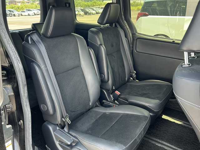 トヨタ ヴォクシー ZS 煌Ⅲ 鹿児島県 2021(令3)年 5.2万km ブラック トヨタセーフティセンス/-衝突被害軽減ブレーキ/-先行車発信告知機能/フリップダウンモニター/純正SDナビ　NXZT-Y68T/（CDDVD/フルセグテレビ/Bluetooth）/バックカメラ/両側パワースライドドア/クルーズコントロール/LEDヘッドライト・フォグ/オートライト/ハーフレザーシート/三列シート/純正16インチアルミホイール/アイドリングストップ/リアオートエアコン/スマートキー/ビルトインETC
