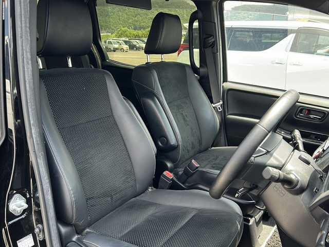 トヨタ ヴォクシー ZS 煌Ⅲ 鹿児島県 2021(令3)年 5.2万km ブラック トヨタセーフティセンス/-衝突被害軽減ブレーキ/-先行車発信告知機能/フリップダウンモニター/純正SDナビ　NXZT-Y68T/（CDDVD/フルセグテレビ/Bluetooth）/バックカメラ/両側パワースライドドア/クルーズコントロール/LEDヘッドライト・フォグ/オートライト/ハーフレザーシート/三列シート/純正16インチアルミホイール/アイドリングストップ/リアオートエアコン/スマートキー/ビルトインETC