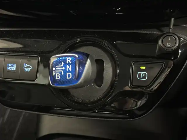 トヨタ プリウス A ツーリングセレクション 三重県 2019(令1)年 2.4万km アティチュードブラックマイカ ハイブリッド/FF/インパネCVT/純正 9インチナビ NSZT-Y68T/（AM/FM/CD/DVD/SD/SDREC/Bluetooth/TV）/バックガイドモニター/モデリスタエアロ（F/S/R下）/ドライブレコーダー 前方/ビルトイン ETC2.0/Toyota Safety Sense/・プリクラッシュセーフティ/・レーンディパーチャーアラート（ハンドル支援あり）/・レーダークルコン/・オートハイビーム/・インテリジェントクリアランスソナー［パーキングサポートブレーキ（静止物）］/・【OP】リヤクロストラフィックアラート/・シンプルインテリジェントパーキングアシスト/など/装備/・合皮シート（ブラック）/・シートヒーター（D/N）/・パワーシート（D8way、ランバーサポート付）/・AC100Vアクセサリーコンセント（1500W）/・オートライト/・LED ヘッドランプ＆フロントフォグランプ/・【OP】ナビレディセット（バックカメラ、ステアリングスイッチ）/・オートエアコン/・純正15inAW（ホイールカバー付）/・プッシュスタート/・スマートキーx2/・ウインカー付電動格納ドアミラー/・保/取/ナビ取/など