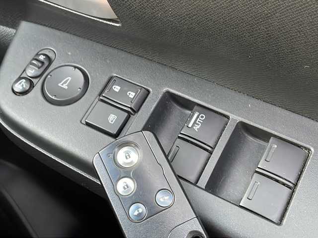 ホンダ ステップワゴン スパーダ Z 青森県 2012(平24)年 9.7万km ホワイトオーキッドパール 4WD/社外ディスプレイオーディオ/CD・DVD・Bluetooth/社外フリップダウンモニター/両側パワースライドドア/パドルシフト/ビルトインETC/スマートキー/HIDヘッドライト/オートライト/フォグランプ/アクティブコーナリングライト/純正16インチアルミ