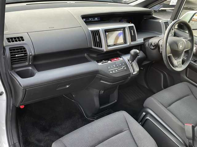 ホンダ ステップワゴン スパーダ Z 青森県 2012(平24)年 9.7万km ホワイトオーキッドパール 4WD/社外ディスプレイオーディオ/CD・DVD・Bluetooth/社外フリップダウンモニター/両側パワースライドドア/パドルシフト/ビルトインETC/スマートキー/HIDヘッドライト/オートライト/フォグランプ/アクティブコーナリングライト/純正16インチアルミ