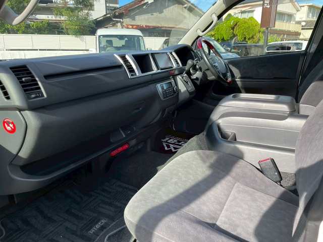 トヨタ ハイエース グランドキャビン 宮崎県 2015(平27)年 2.8万km ホワイトパールクリスタルシャイン アルパインフリップダウンモニター/モデリスタフロントスポイラー/ローダウン　/オーバーフェンダー　/カロッツェリアＳＤナビ（CD・DVD・Bluetooth・フルセグTV）/ＥＴＣ　/前方ドラレコ　/バックカメラ　/ドアバイザー　/フロアマット