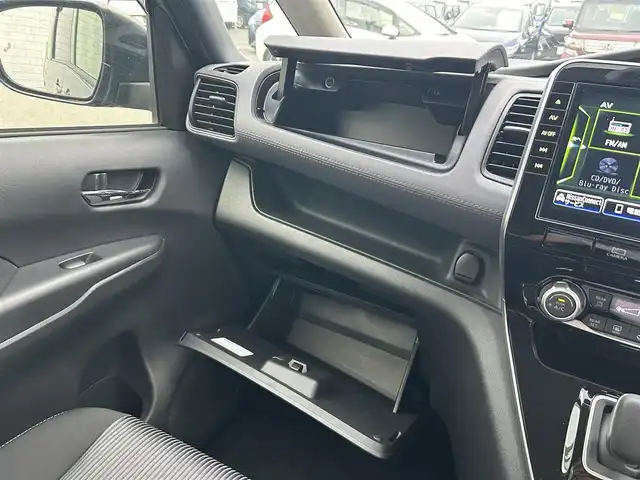 日産 セレナ e－パワー ハイウェイスター V 静岡県 2022(令4)年 5.2万km ダークメタルグレー 純正ワイドナビ　/・フルセグＴＶ　/・Ｂｌｕｅｔｏｏｔｈ接続　/・ＤＶＤ再生　/BSM/プロパイロット　/両側パワスラ　/エマージェンシーブレーキ　/アラウンドビューモニター　/プッシュスタート/スマートキー/スペアキー/前席シートＨ　/ステアリングヒーター/純正アルミホイール/純正フロアマット/ETC/ドラレコ/取扱説明書/保証書