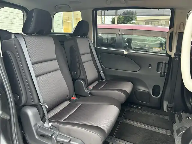 日産 セレナ e－パワー ハイウェイスター V 静岡県 2022(令4)年 5.2万km ダークメタルグレー 純正ワイドナビ　/・フルセグＴＶ　/・Ｂｌｕｅｔｏｏｔｈ接続　/・ＤＶＤ再生　/BSM/プロパイロット　/両側パワスラ　/エマージェンシーブレーキ　/アラウンドビューモニター　/プッシュスタート/スマートキー/スペアキー/前席シートＨ　/ステアリングヒーター/純正アルミホイール/純正フロアマット/ETC/ドラレコ/取扱説明書/保証書