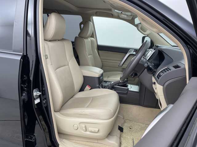 トヨタ ランドクルーザー プラド TX Lパッケージ マットブラED 新潟県 2023(令5)年 2.1万km ブラック プリクラッシュセーフティ/レーダークルーズコントロール/レーンディパーチャーアラート/パーキングサポートブレーキ/ロードサインアシスト/サンルーフ/ベージュ革シート/エアシート/シートヒーター/パワーシート/オートライト/オートハイビーム/LEDヘッドライト/ビルトインETC/純正ナビ/バックカメラ/プッシュスタート/オートドアミラー/ウィンカーミラー/ステアリングスイッチ