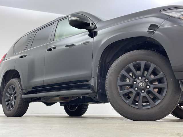 トヨタ ランドクルーザー プラド TX Lパッケージ マットブラED 新潟県 2023(令5)年 2.1万km ブラック プリクラッシュセーフティ/レーダークルーズコントロール/レーンディパーチャーアラート/パーキングサポートブレーキ/ロードサインアシスト/サンルーフ/ベージュ革シート/エアシート/シートヒーター/パワーシート/オートライト/オートハイビーム/LEDヘッドライト/ビルトインETC/純正ナビ/バックカメラ/プッシュスタート/オートドアミラー/ウィンカーミラー/ステアリングスイッチ