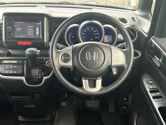 ホンダ Ｎ ＢＯＸ カスタム G Lパッケージ 富山県 2013(平25)年 5.8万km クリスタルブラックパール ワンオーナー/禁煙車/社外メモリナビ/型式：NX502/【ワンセグTV/CD/DVD/USB/ipod/AUX】/プッシュスタート/スマートキー×２/片側パワースライドドア/純正アルミホイール/純正フロアマット/オートライト/アイドリングストップ/オートエアコン/ドアバイザー