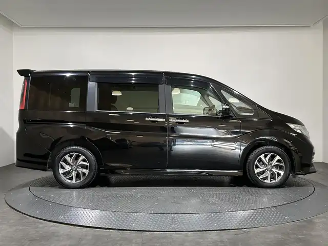 ホンダ ステップワゴン スパーダ 愛媛県 2015(平27)年 5.7万km プレミアムスパークルブラックパール ナビ【AVN-Z04i】/レーダークルーズコントロール/両側パワースライドドア/純正１６インチアルミホイール/純正フロアマット/衝突被害軽減システム/レーンキープアシスト/横滑り防止装置/盗難防止装置/バックカメラ/ETC/プッシュスタート/スマートキー