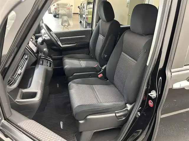 ホンダ ステップワゴン スパーダ 愛媛県 2015(平27)年 5.7万km プレミアムスパークルブラックパール ナビ【AVN-Z04i】/レーダークルーズコントロール/両側パワースライドドア/純正１６インチアルミホイール/純正フロアマット/衝突被害軽減システム/レーンキープアシスト/横滑り防止装置/盗難防止装置/バックカメラ/ETC/プッシュスタート/スマートキー