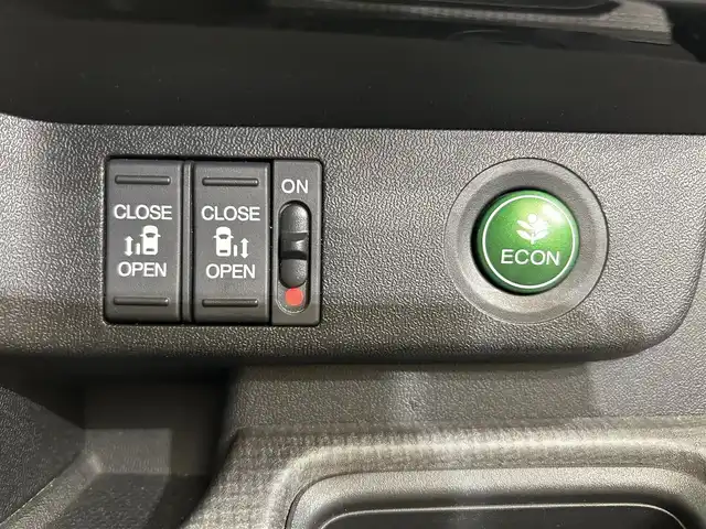 ホンダ ステップワゴン スパーダ 愛媛県 2015(平27)年 5.7万km プレミアムスパークルブラックパール ナビ【AVN-Z04i】/レーダークルーズコントロール/両側パワースライドドア/純正１６インチアルミホイール/純正フロアマット/衝突被害軽減システム/レーンキープアシスト/横滑り防止装置/盗難防止装置/バックカメラ/ETC/プッシュスタート/スマートキー