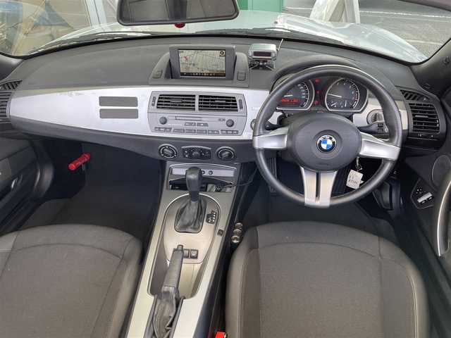 ＢＭＷ Ｚ４ 2．2i 埼玉県 2004(平16)年 1万km シルバー ワンオーナー/AIS検査済み/禁煙車/登録時走行9628キロ/オプション電動オープン/DSC/・ダイナミック/スタビリティ/コントロール/純正16インチアルミホイール/サイドエアバッグ/フロアマット/キーレス/スペアキー/新車保証書/取扱説明書