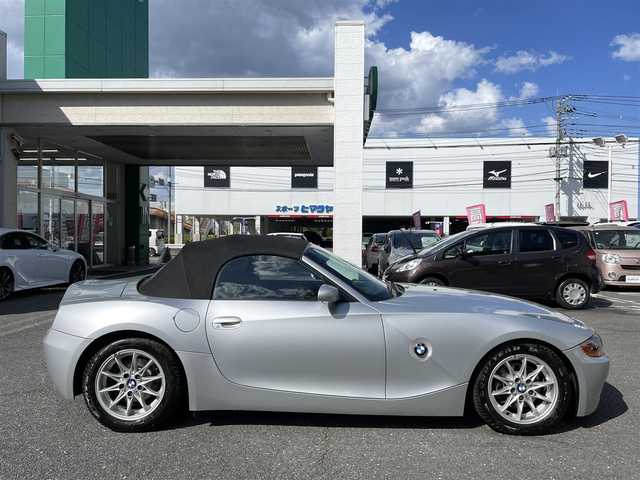 ＢＭＷ Ｚ４ 2．2i 埼玉県 2004(平16)年 1万km シルバー ワンオーナー/AIS検査済み/禁煙車/登録時走行9628キロ/オプション電動オープン/DSC/・ダイナミック/スタビリティ/コントロール/純正16インチアルミホイール/サイドエアバッグ/フロアマット/キーレス/スペアキー/新車保証書/取扱説明書