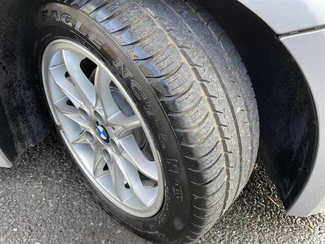 ＢＭＷ Ｚ４ 2．2i 埼玉県 2004(平16)年 1万km シルバー ワンオーナー/AIS検査済み/禁煙車/登録時走行9628キロ/オプション電動オープン/DSC/・ダイナミック/スタビリティ/コントロール/純正16インチアルミホイール/サイドエアバッグ/フロアマット/キーレス/スペアキー/新車保証書/取扱説明書