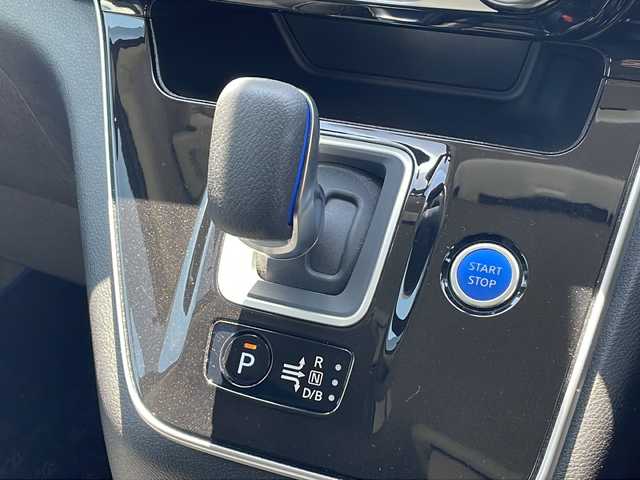 日産 セレナ e－パワー ハイウェイスター V 三重県 2020(令2)年 5万km ダイヤモンドブラック プッシュスタート/電動格納ミラー/両側パワースライドドア/オートライト/クルーズコントロール/ビルトインETC/ステアリングスイッチ/革巻きステアリング/VIEWモニター/横滑り防止/側方支援/後側方支援/エマージェンシーブレーキ/道路標識表示/速度標識表示/駐車支援/ふらつき警報/前方ドライブレコーダー/全周囲モニター/純正10型ナビ(AM/FM/CD/DVD/TV/BT)/ブラインドスポットモニター/コーナーセンサー/純正後席モニター/リアサンシェード/スペアキー/純正フロアマット/ウォークスルー/LEDヘッドライト/取扱説明書/ナビ取扱説明書/禁煙車